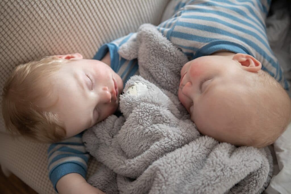 Deux bébés, deux gigoteuses : ce qui change avec des jumeaux