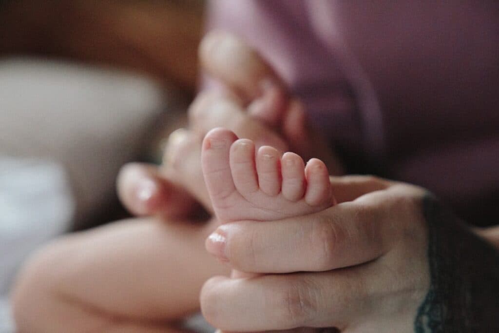 Quelle taille de gigoteuse à la naissance : 50 ou 60 cm selon le poids de bébé